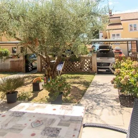 With Parking Space Zambratija, Umag - 27182 Zambratija (Istria)